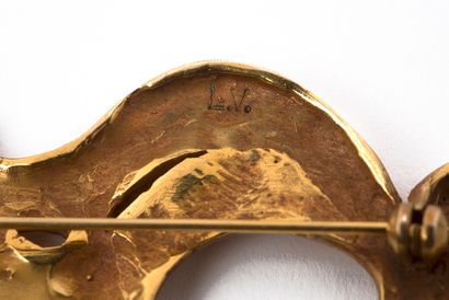 LINE VAUTRIN (1913-1997) 
BROCHE En bronze doré. Signée LV en creux au revers
Haut....