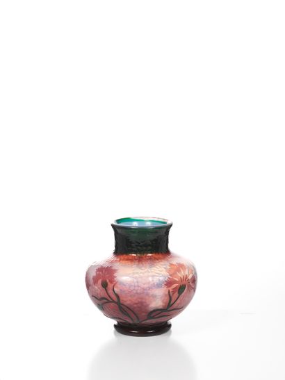 DAUM «CENTAURÉES» 
Petit vase pansu en verre triple couche, à col évasé et base circulaire...