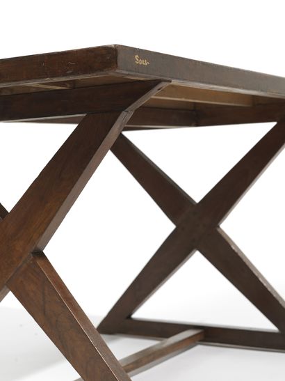 Pierre Jeanneret (1896-1967) 
一张柚木书桌或桌子，有X形柚木桌腿；长方形桌面。
创作日期：约1960年
高度：71厘米 - 长度：115厘米...
