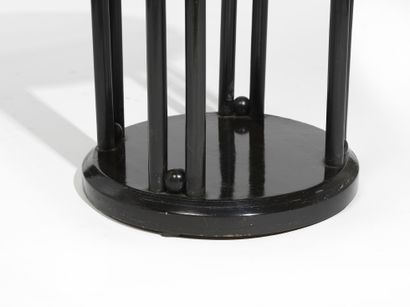 JOSEF HOFFMANN (1870-1956) 
GUÉRIDON MODÈLE «FLEDERMAUS»
En bois laqué noir, plateau...