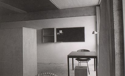 Charlotte PERRIAND (1903-1999) 
TABLE CARRÉE DITE «CHAMBRE D'ÉTUDIANT»
Plateau carré...