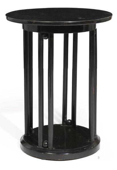 JOSEF HOFFMANN (1870-1956) 
GUERIDON "FLEDERMAUS "模型
黑色漆木，圆形的顶部和底座由两个圆柱形的立柱连接，中间由球体分隔。编辑J&J...