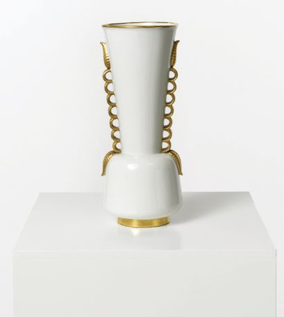 GIO PONTI POUR Richard Ginori 花瓶 "PIUOMATO"
白色和金色的珐琅彩瓷器。
底部背面有绿色印章 "Richard Ginori...