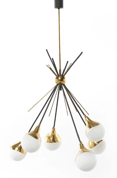 STILNOVO 六个灯泡的悬吊装置 黄铜和黑漆金属
一个中央球体，球体上有辐射状的茎，末端是黄铜萼片，上面有磨砂的白色玻璃球。
大约在1960年
高度。103厘米...