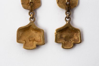 LINE VAUTRIN (1913-1997) 
PAIR OF EAR PENDANTS "COLOMBE"
In gilt bronze. Signed L.V....