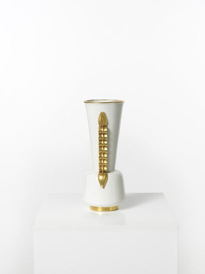 GIO PONTI POUR Richard Ginori 花瓶 "PIUOMATO"
白色和金色的珐琅彩瓷器。
底部背面有绿色印章 "Richard Ginori...