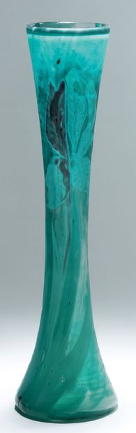 Émile GALLÉ (1846-1904) 
DIABOLO花瓶 多层玻璃，内含物，镶嵌和雕刻的鸢尾花装饰；蓝色和绿色的色调。雕刻的题词："走向光明......"。
在装饰中签名
高度29厘米...