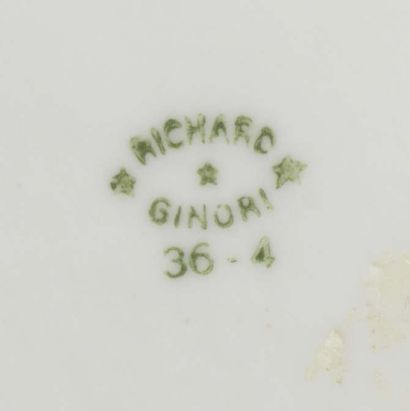 GIO PONTI POUR Richard Ginori VASE «PIUOMATO»
En porcelaine émaillée blanche et or.
Cachet...