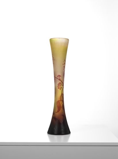 ÉTABLISSEMENTS GALLÉ «AMPÉLOPSIS» 
A large diabolo vase
In multi-layered glass, acid-etched...