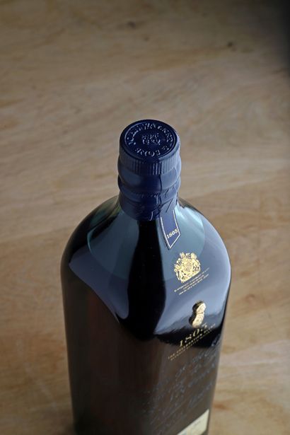 null 1 B WHISKY BLUE LABEL 1805 THE CELEBRATION BLEND 75 cl 46,3% 为纪念约翰-沃克2005年诞辰200周年而制作的特别版，瓶号为61/200（可上锁的木箱，内有亚历山大-沃克的配方书复制品）（光照）...