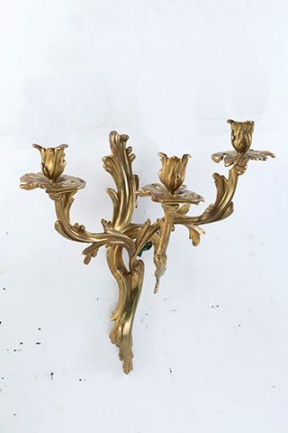 null Paire d'appliques en bronze ciselÈ et dorÈ ‡ trois bras de lumiËres ‡ motif...