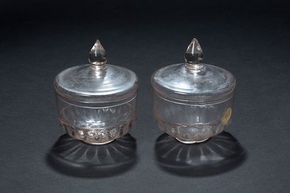 null Deux confituriers en verre soufflÈ et moulÈ, partie infÈrieure de forme godronnÈe,...