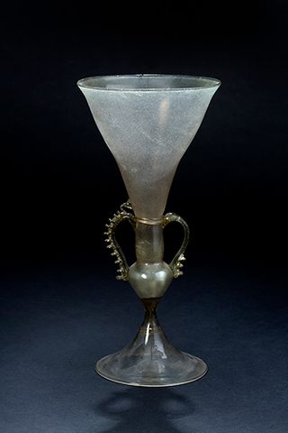 null Verre en verre verd‚tre ‡ la faÁon de Venise. Base circulaire conique, jambe...