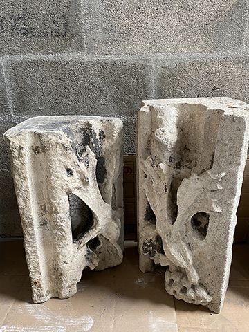 null ClÈ de vo˚te de portail en pierre calcaire sculptÈe ‡ enroulements, palmettes...