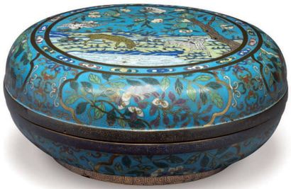 CHINE Importante et rare boîte ronde couverte en bronze cloisonné décoré en polychromie...