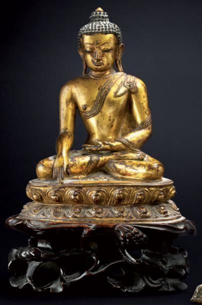 CHINE Bouddha en bronze ciselé et doré, assis en position du lotus sur une double...