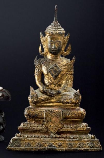 THAILANDE Figurine en bronze réhaussé de dorure représentant un Bouddha assis en...