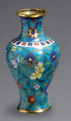 CHINE Petit vase balustre en bronze cloisonné décoré de fleurs sur fond bleu turquoise....