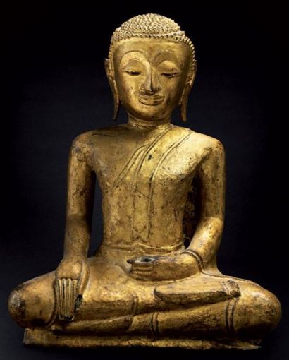 THAILANDE Bouddha en bronze à patine doré, assis en position du lotus. XIXe siècle...