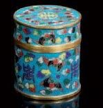 CHINE Petit boîte cylindrique décorée en émaux cloisonnés de signes shu et chauve-souris...