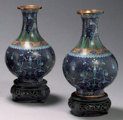 JAPON Paire de vases balustres en bronze cloisonné à décor polychrome de fleurs et...