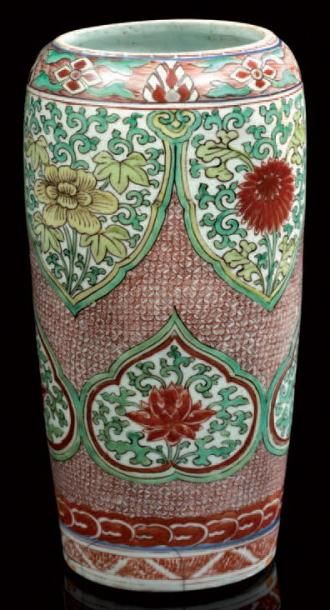 CHINE Vase cylindrique décoré en émaux wucai de fleurs dans des réserves sur fond...