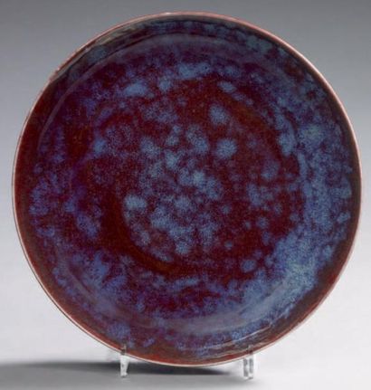 CHINE Plat circulaire à couverte monochrome rouge flammé. XIXème siècle D: 27 cm...