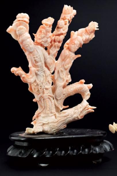 CHINE Branche de corail rose sculptée de deux Kwanin debout sur un dragon avec fleurs...