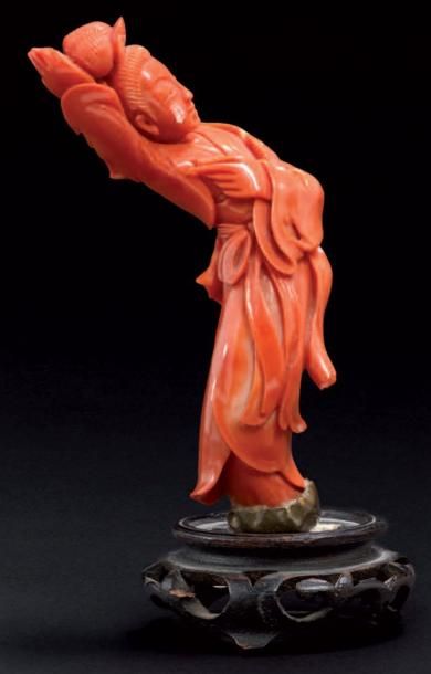 CHINE Figurine féminine en corail sculpté posé sur un socle en bois H totale 12 ...