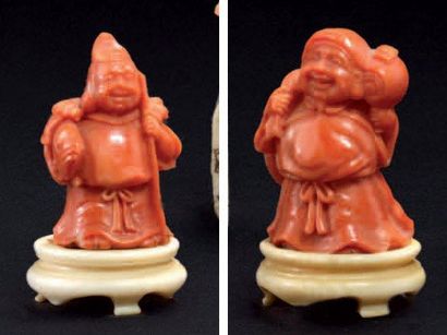 JAPON Deux petits personnages en corail rouge sculptés reposant sur des socles en...