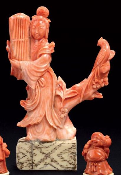 CHINE Belle branche de corail rose sculptée d'une femme tenant un panier assise sur...
