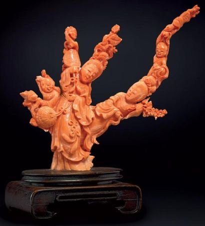 CHINE Importante branche de corail orange sculptée, représentant deux kwan inn et...