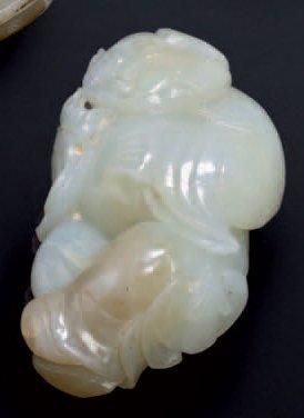 CHINE Enfant sculpté en jade XXème siècle. H: 6 cm.