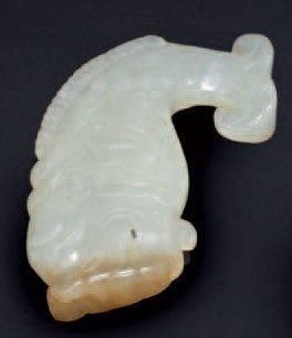 CHINE Pendentif en jadéite en forme de poisson sculpté L 6 cm