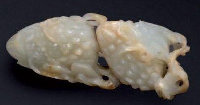 CHINE Jade sculpté de deux grappes de raisin avec traces de rouille, Fin XIXème,...