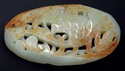 CHINE Plaquette ovale en jade ajouré avec trace de rouille, sculpté d'un oiseau entouré...