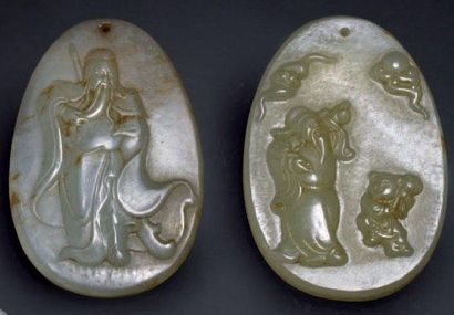 CHINE Deux plaquettes ovales en jade gravé de personnages XXème siècle. H 7.5 cm