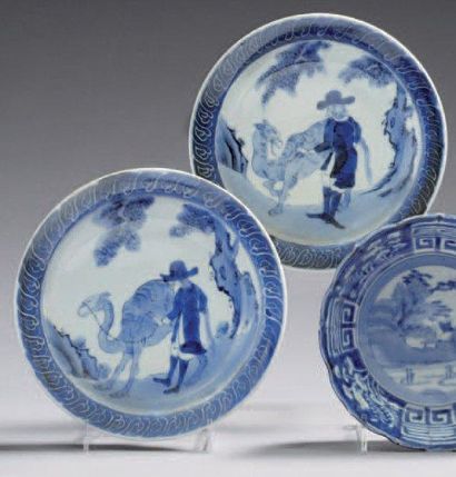 JAPON Deux coupelles rondes à curieux décor en bleu sous couverte de personnages...