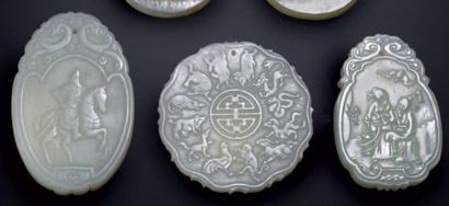 CHINE Trois plaquettes en jade à décor sculpté en léger relief XXème siècle. H 7...