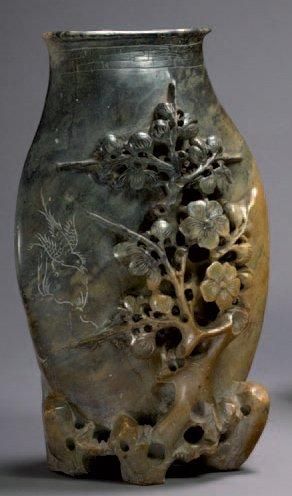 CHINE Vase sculpté en néphrite décoré en léger relief d'une branche de fleurs de...