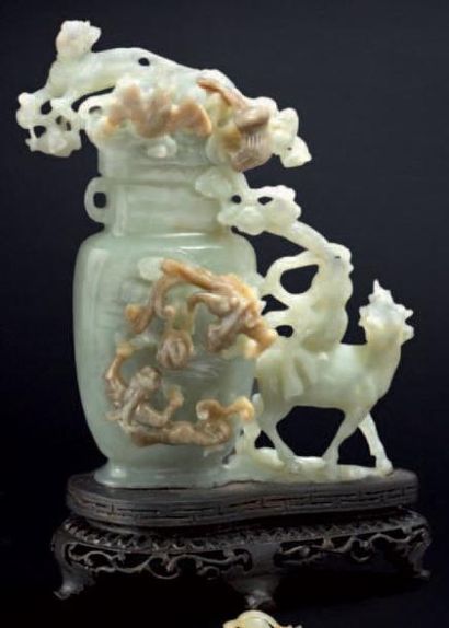 CHINE Groupe en jadéite sculptée représentant un vase couvert avec chauve-souris...