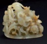 CHINE Petite sculpture en jade représentant un canard mandarin parmi des fleurs....