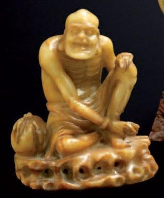 CHINE Figurine en stéatite représentant un ascète assis en tailleur sur son rocher...