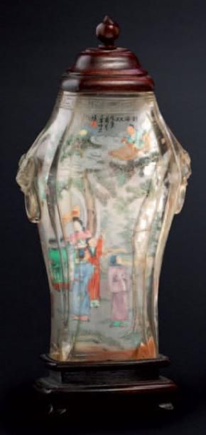 CHINE Petit vase en cristal taillé décoré à l'intérieur d'une peinture représentant...