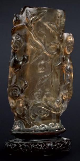 CHINE Vase en cristal de roche fumé sculpté de chimères et de branchages, la base...