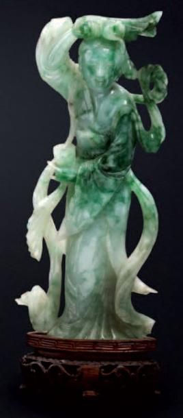 CHINE Sculpture en pierre dure représentant une jeune femme à robe drapée. Epoque...