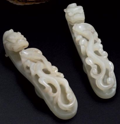 CHINE Deux agrafes de ceinture «dai gou» en jade clair à tête de dragon face à un...