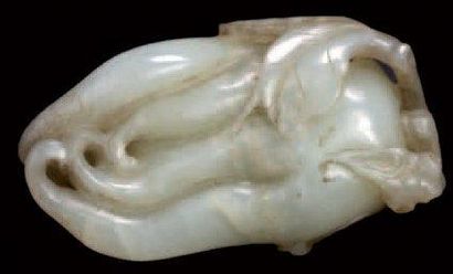 CHINE Sculpture en jadéite représentant un fruit. Fin XIXème siècle. L: 7 cm.