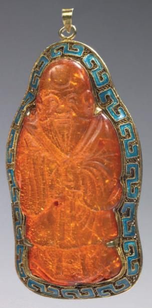 CHINE Moine bouddhique en ambre sculpté; il a été inséré en pendentif dans une monture...