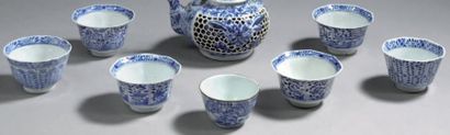 CHINE Sept tasses à thé à décor divers en bleu sous couverte. XVIIIème et XIXème...
